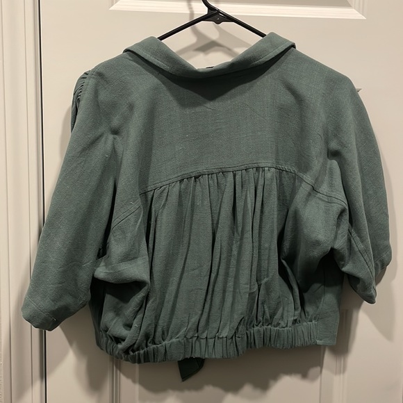 Green cropped blouse. - Picture 3 of 3
